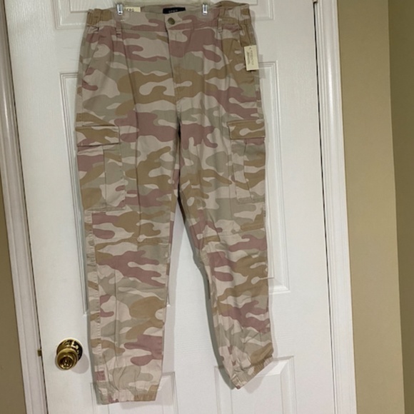 Aeropostale High Rise Relaxed Cargo Jogger - Picture 2 of 2